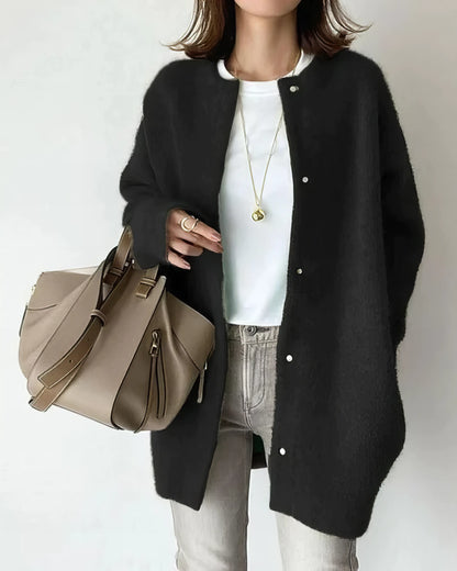ELVIE - Gilet en Maille Grande Taille Découvrez notre gilet ELVIE, une création mode grande taille qui allie douceur du tricot et élégance française. Ce gilet en maille grande taille offre un design raffiné et confortable, idéal pour les femmes qui souhai
