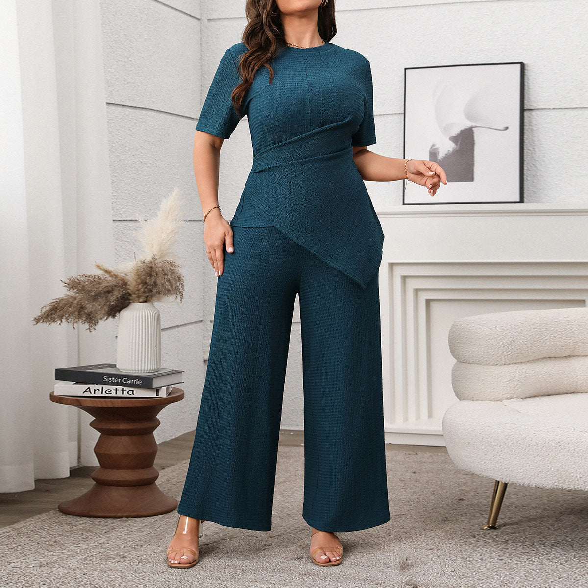 Claire Ensemble - Top & Pantalon Large Grande Taille Notre Claire Ensemble incarne l'élégance au quotidien. Cette combinaison deux pièces grande taille allie style contemporain et confort optimal, créant une silhouette moderne et raffinée qui vous accompa