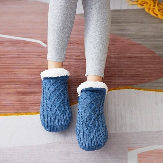 CALLIE - Chaussettes Antidérapantes Grande Taille Découvrez nos chaussettes CALLIE, une création mode grande taille qui marie sécurité quotidienne et élégance française. Ces chaussettes antidérapantes grande taille offrent une silhouette raffinée et prati