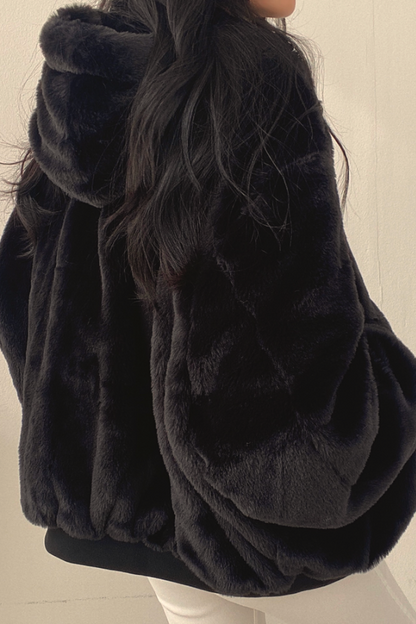 ESME - Manteau d'Hiver Grande Taille Découvrez notre manteau ESME, une création mode grande taille qui allie chaleur hivernale et élégance française. Ce manteau d'hiver grande taille offre un design sophistiqué et confortable, idéal pour les femmes qui so