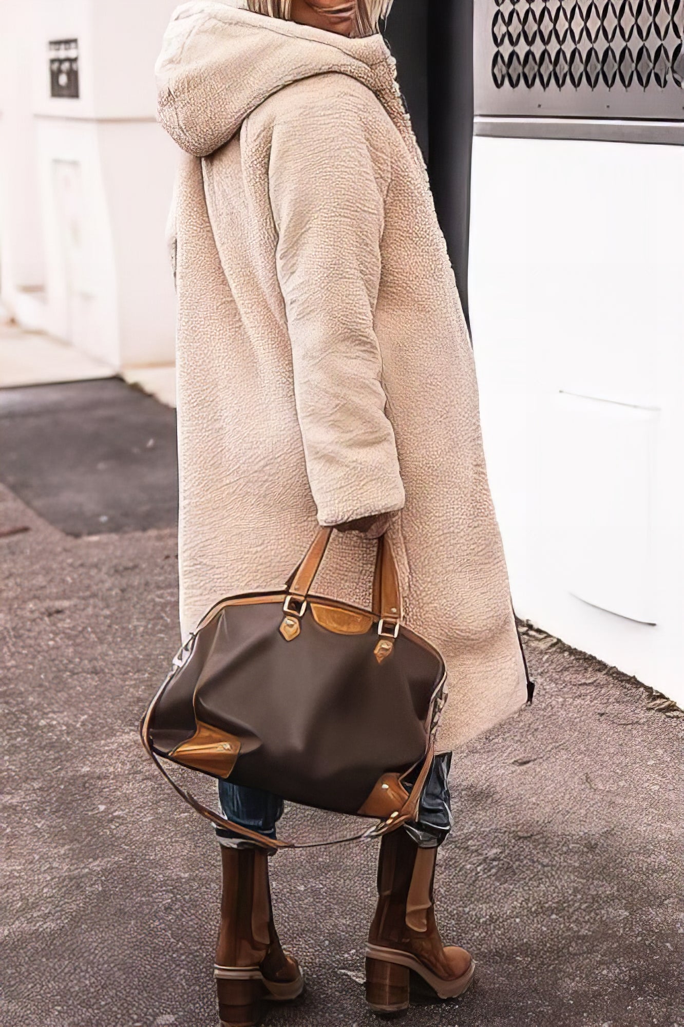 DARINA - Manteau Long Grande Taille Découvrez notre manteau DARINA, une création mode grande taille qui allie style intemporel et élégance française. Ce manteau long grande taille offre un design raffiné et moderne, idéal pour les femmes qui souhaitent un