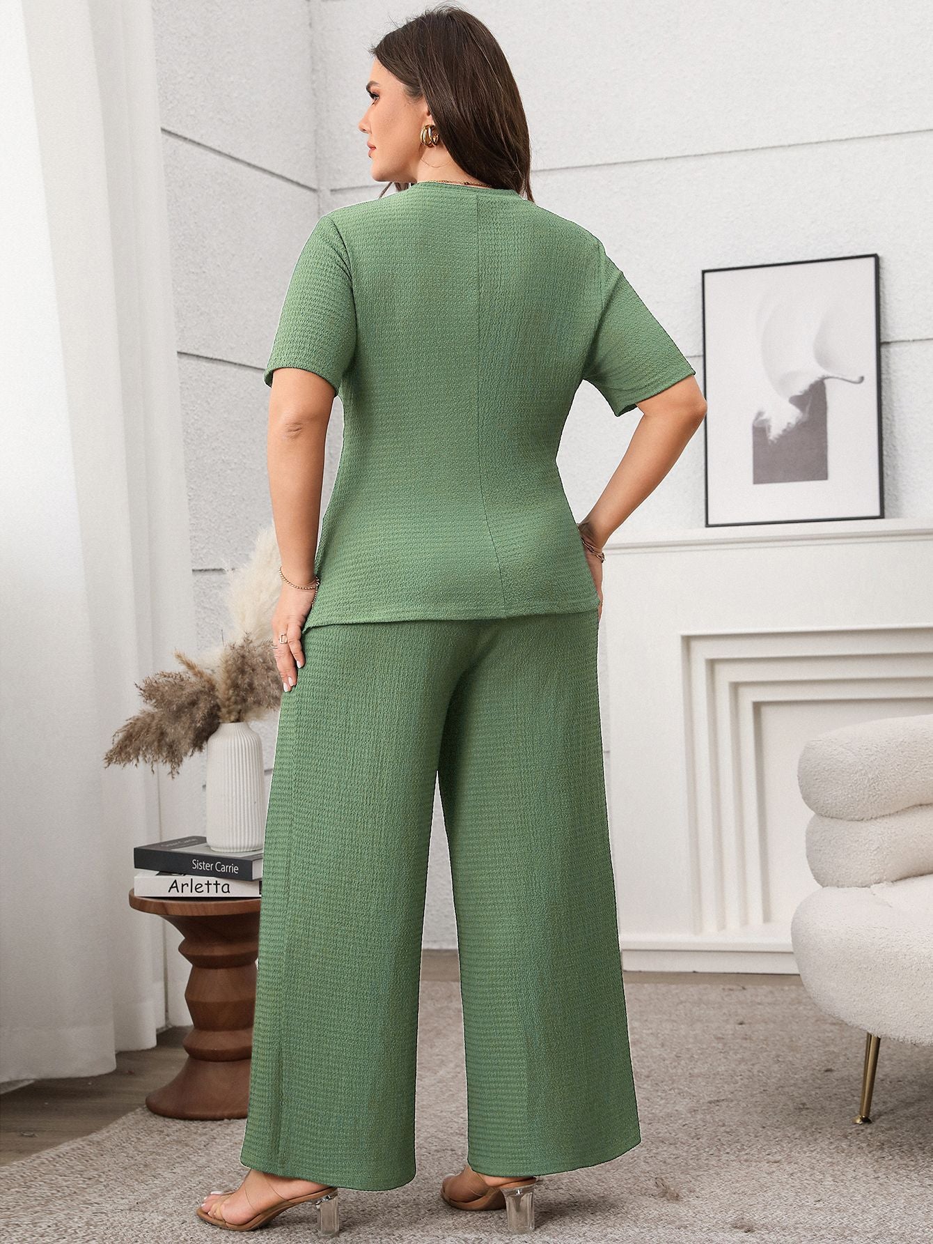 Claire Ensemble - Top & Pantalon Large Grande Taille Notre Claire Ensemble incarne l'élégance au quotidien. Cette combinaison deux pièces grande taille allie style contemporain et confort optimal, créant une silhouette moderne et raffinée qui vous accompa