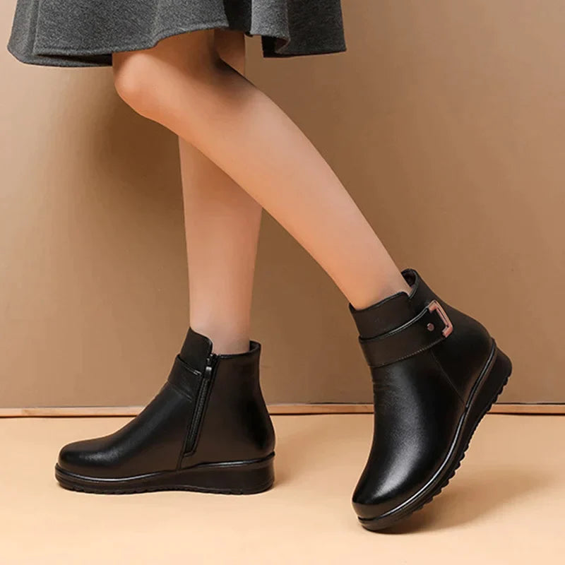 ANNABELLE - Bottes Orthopédiques en Laine Grande Taille Découvrez nos bottes ANNABELLE, une création mode grande taille qui marie confort orthopédique et élégance française. Ces bottes en laine grande taille offrent une silhouette raffinée et chaleureuse,