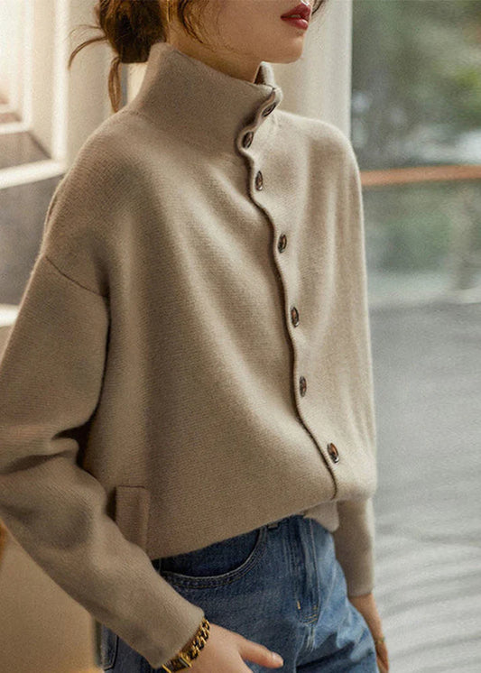 ELEN - Pull Col Roulé à Boutonnière Grande Taille Découvrez notre pull ELEN, une création mode grande taille qui marie détail boutonné et élégance française. Ce pull col roulé grande taille offre une silhouette raffinée et distinctive, créé pour les femme