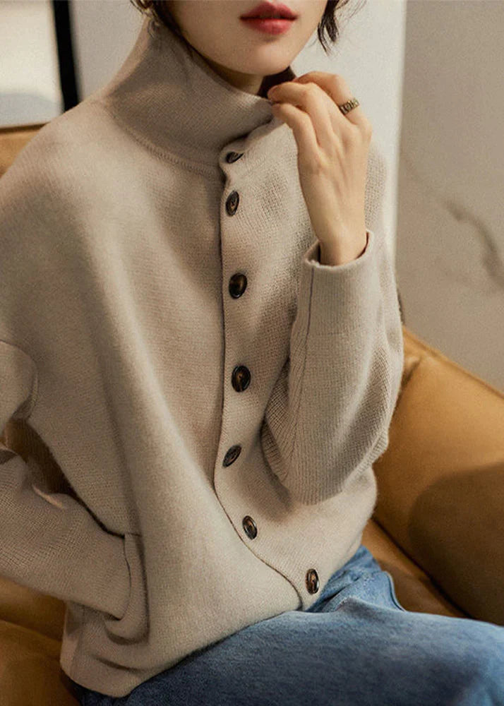 ELEN - Pull Col Roulé à Boutonnière Grande Taille Découvrez notre pull ELEN, une création mode grande taille qui marie détail boutonné et élégance française. Ce pull col roulé grande taille offre une silhouette raffinée et distinctive, créé pour les femme