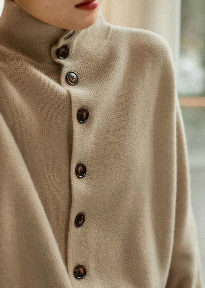 ELEN - Pull Col Roulé à Boutonnière Grande Taille Découvrez notre pull ELEN, une création mode grande taille qui marie détail boutonné et élégance française. Ce pull col roulé grande taille offre une silhouette raffinée et distinctive, créé pour les femme