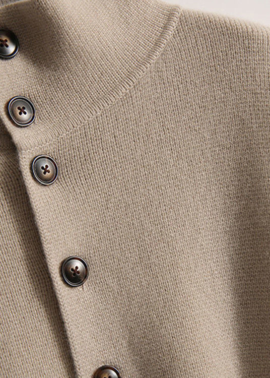ELEN - Pull Col Roulé à Boutonnière Grande Taille Découvrez notre pull ELEN, une création mode grande taille qui marie détail boutonné et élégance française. Ce pull col roulé grande taille offre une silhouette raffinée et distinctive, créé pour les femme