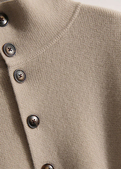 ELEN - Pull Col Roulé à Boutonnière Grande Taille Découvrez notre pull ELEN, une création mode grande taille qui marie détail boutonné et élégance française. Ce pull col roulé grande taille offre une silhouette raffinée et distinctive, créé pour les femme