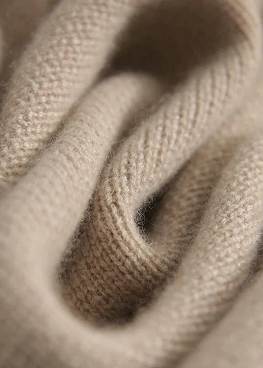 ELEN - Pull Col Roulé à Boutonnière Grande Taille Découvrez notre pull ELEN, une création mode grande taille qui marie détail boutonné et élégance française. Ce pull col roulé grande taille offre une silhouette raffinée et distinctive, créé pour les femme