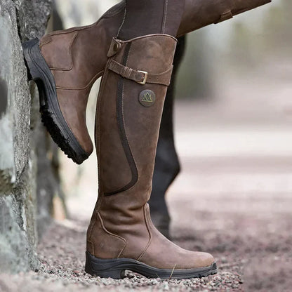 PAULINE - Bottes Imperméables Grande Taille Découvrez nos bottes PAULINE, une création mode grande taille qui marie protection imperméable et élégance française. Ces bottes grande taille offrent une silhouette raffinée et protectrice, créées pour les femm