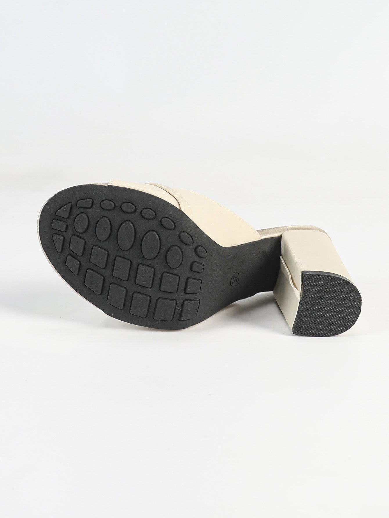 Camille - Sandales à Talons Élégantes Élégantes et confortables, les sandales Camille subliment votre silhouette avec style. Leur talon bloc de 9cm offre stabilité et confort pour toutes vos occasions spéciales. ✨ Caractéristiques Principales:• Talon bloc