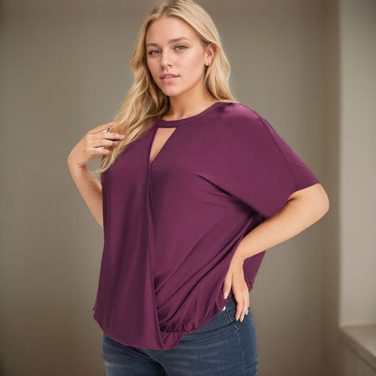 T-Shirt Ample Grande Taille Adoptez le confort avec style grâce à ce top décontracté spécialement conçu pour sublimer les silhouettes généreuses. Sa coupe fluide et moderne vous accompagne dans tous vos moments du quotidien, que ce soit pour une sortie en