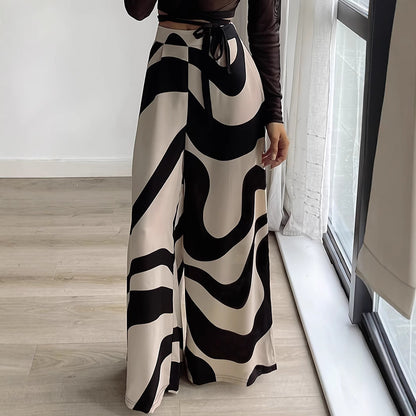 Claire Ensemble Été Découvrez notre Pantalon Droit Rayé Grande Taille 'Céline' - Élégance et Confort au Quotidien 🌟 L'essentiel mode pour femmes aux belles courbes qui ne font aucun compromis sur le style. Caractéristiques Principales: • Coupe droite mod