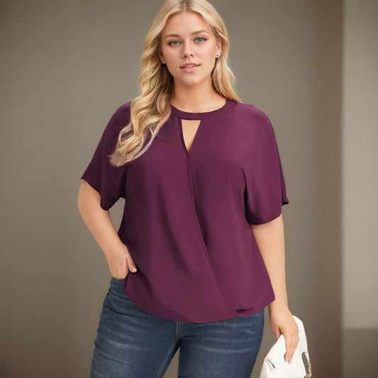 T-Shirt Ample Grande Taille Adoptez le confort avec style grâce à ce top décontracté spécialement conçu pour sublimer les silhouettes généreuses. Sa coupe fluide et moderne vous accompagne dans tous vos moments du quotidien, que ce soit pour une sortie en