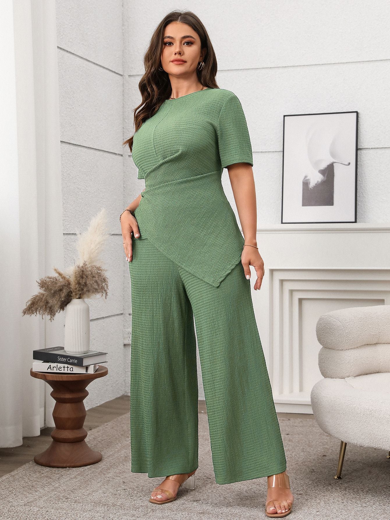 Claire Ensemble - Top & Pantalon Large Grande Taille Notre Claire Ensemble incarne l'élégance au quotidien. Cette combinaison deux pièces grande taille allie style contemporain et confort optimal, créant une silhouette moderne et raffinée qui vous accompa