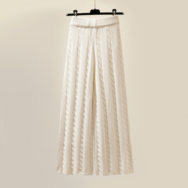 STELLA - Ensemble Gilet Cachemire Grande Taille Découvrez notre ensemble STELLA, une création mode grande taille qui allie luxe du cachemire et élégance française. Cet ensemble en cachemire grande taille offre un design raffiné et chaleureux, idéal pour l