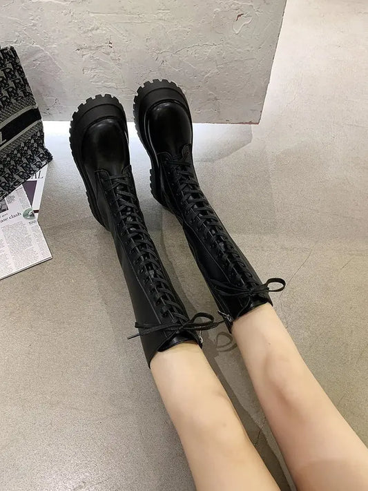 ESTELLE - Bottes d'Hiver Grande Taille Découvrez nos bottes ESTELLE, une création mode grande taille qui marie protection hivernale et élégance française. Ces bottes d'hiver grande taille offrent une silhouette raffinée et chaleureuse, créées pour les fem