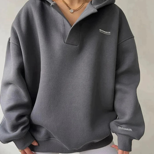 JANICE - Pull en Laine à Capuche Grande Taille Découvrez notre pull JANICE, une création mode grande taille qui allie chaleur de la laine et élégance française. Ce pull à capuche grande taille offre un design confortable et sophistiqué, idéal pour les fem