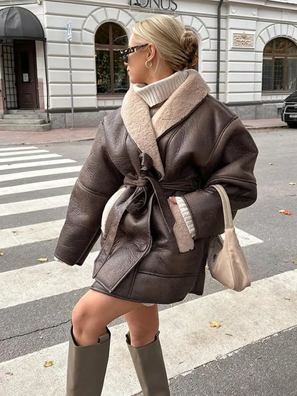 HEDY - Veste en Cuir Fourrée Grande Taille Découvrez notre veste HEDY, une création mode grande taille qui allie luxe du cuir et élégance française. Cette veste en cuir fourrée grande taille offre un design sophistiqué et chaleureux, idéale pour les femme