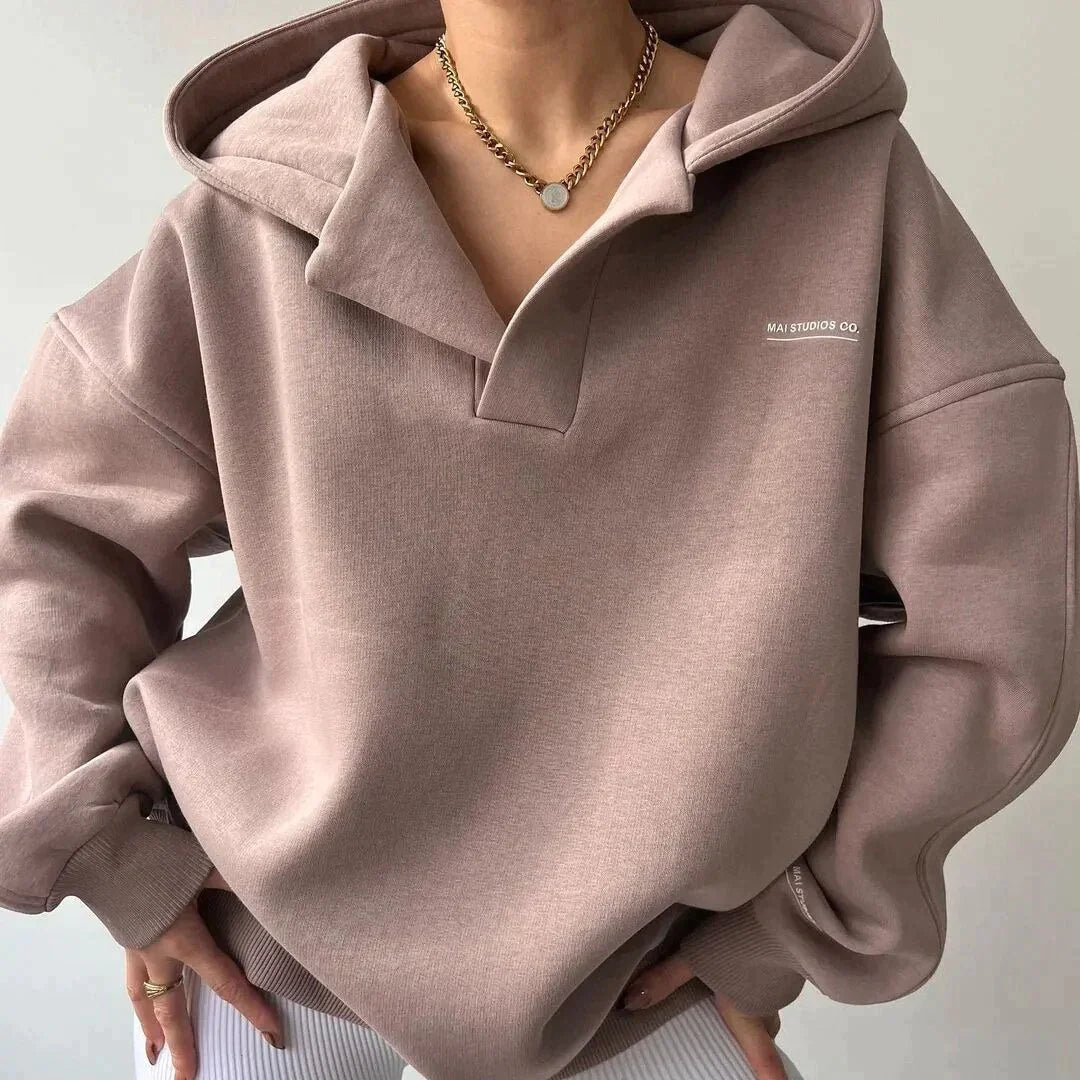 JANICE - Pull en Laine à Capuche Grande Taille Découvrez notre pull JANICE, une création mode grande taille qui allie chaleur de la laine et élégance française. Ce pull à capuche grande taille offre un design confortable et sophistiqué, idéal pour les fem