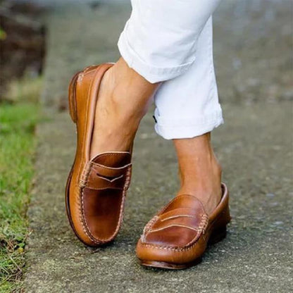 MALINA - Slip-Ons Orthopédiques Grande Taille Découvrez nos slip-ons MALINA, une création mode grande taille qui marie confort orthopédique et élégance française. Ces chaussures grande taille offrent une silhouette raffinée et confortable, créées pour les
