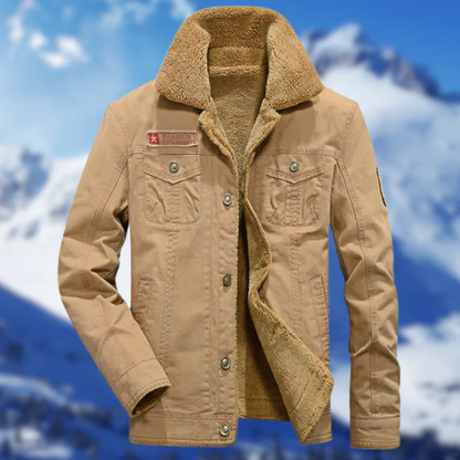 TREK - Veste en Jean d'Hiver Homme Découvrez notre veste TREK pour homme, une création qui marie le style intemporel du denim à la chaleur hivernale. Cette veste en jean d'hiver offre une silhouette robuste et raffinée, créée pour les hommes qui recherche