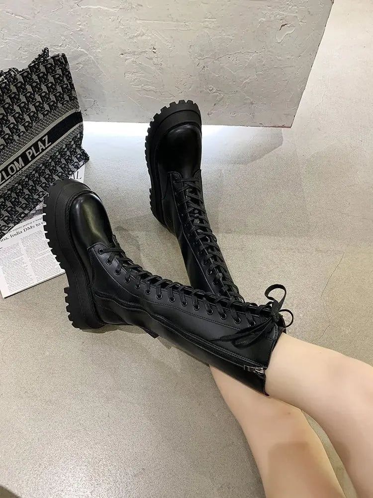 ESTELLE - Bottes d'Hiver Grande Taille Découvrez nos bottes ESTELLE, une création mode grande taille qui marie protection hivernale et élégance française. Ces bottes d'hiver grande taille offrent une silhouette raffinée et chaleureuse, créées pour les fem
