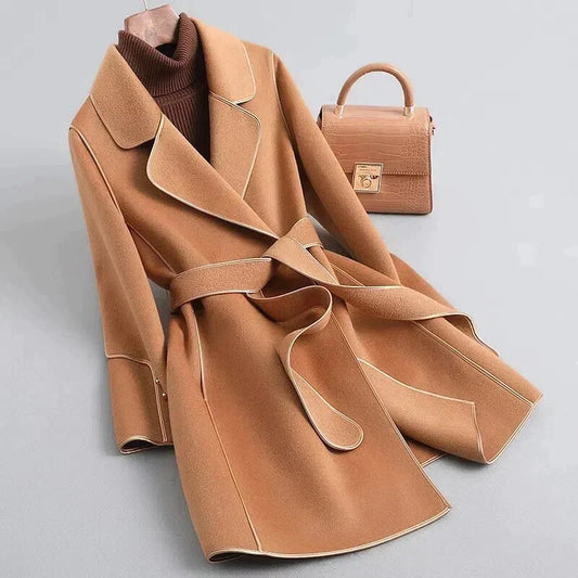 ALMA - Trench-Coat en Laine Grande Taille Découvrez notre trench-coat ALMA, une création mode grande taille qui allie chaleur de la laine et élégance française. Ce trench en laine grande taille offre un design classique et sophistiqué, idéal pour les femm
