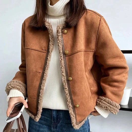 ARLET - Veste en Daim Grande Taille Découvrez notre veste ARLET, une création mode grande taille qui allie luxe du daim et élégance française. Cette veste en daim grande taille offre un design sophistiqué et intemporel, idéale pour les femmes qui souhaite