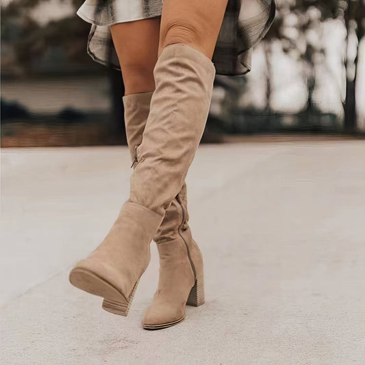 ALEXANE - Bottes Élégantes Grande Taille Découvrez nos bottes ALEXANE, une création mode grande taille qui marie style contemporain et élégance française. Ces bottes grande taille offrent une silhouette raffinée et sophistiquée, créées pour les femmes qui