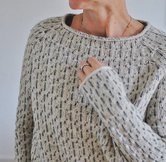 LOUISA - Pull Gris Col Rond Élégant Grande Taille Découvrez notre pull LOUISA, une création mode grande taille qui marie l'élégance du gris à la sophistication française. Ce pull col rond grande taille offre une silhouette contemporaine et raffinée, créé