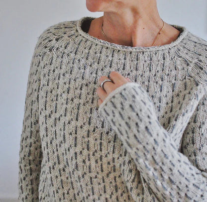 LOUISA - Pull Gris Col Rond Élégant Grande Taille Découvrez notre pull LOUISA, une création mode grande taille qui marie l'élégance du gris à la sophistication française. Ce pull col rond grande taille offre une silhouette contemporaine et raffinée, créé