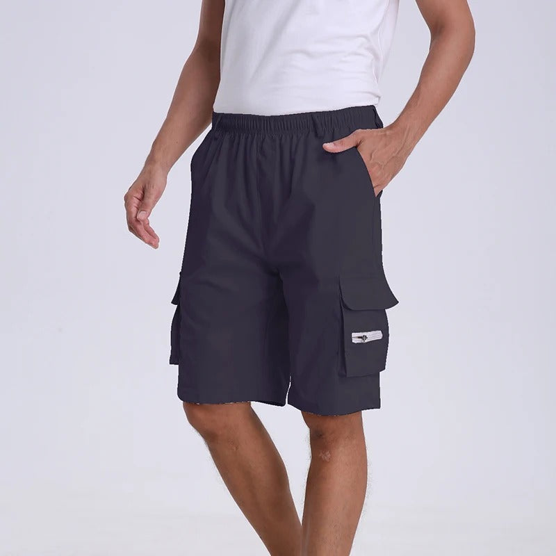 JOHN - Short Essentiel d'Été Homme Découvrez notre short JOHN pour homme, une création qui marie confort estival et élégance française. Ce short d'été offre une silhouette raffinée et décontractée, créé pour les hommes qui recherchent une pièce aussi légè