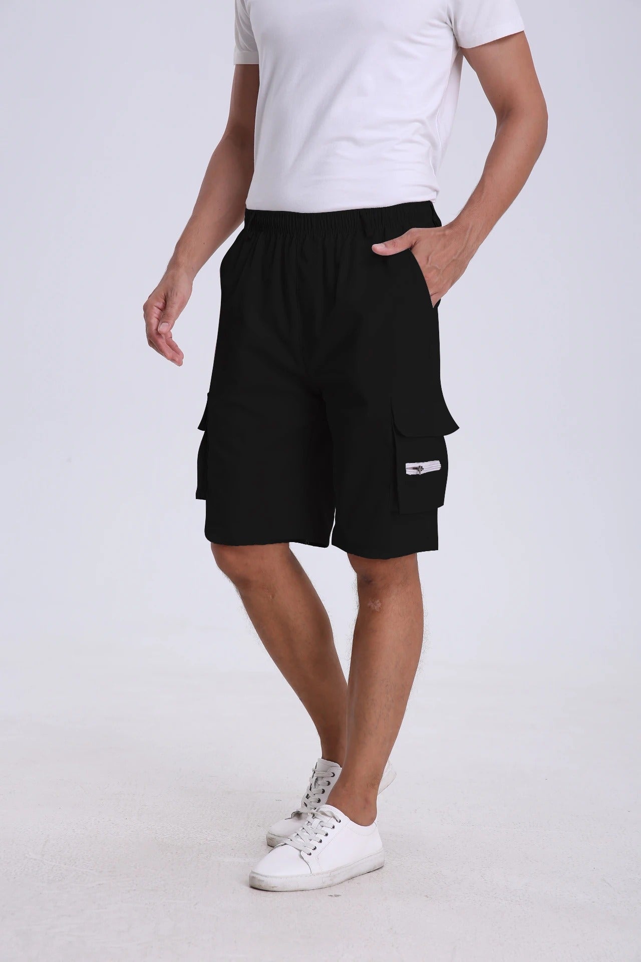 JOHN - Short Essentiel d'Été Homme Découvrez notre short JOHN pour homme, une création qui marie confort estival et élégance française. Ce short d'été offre une silhouette raffinée et décontractée, créé pour les hommes qui recherchent une pièce aussi légè