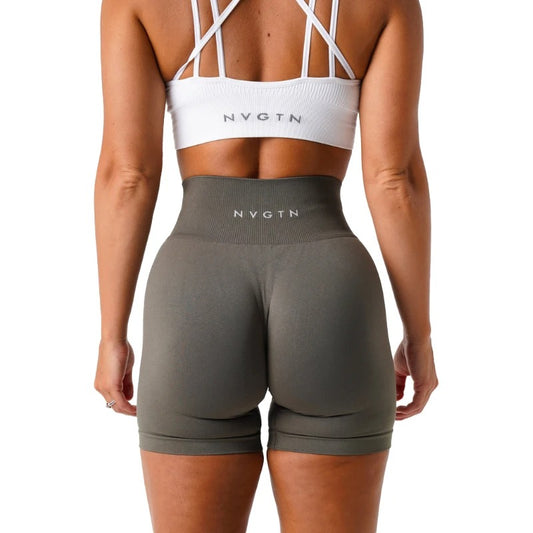 MANON - Short de Sport Taille Haute Grande Taille Découvrez notre short MANON, une création mode grande taille qui allie performance sportive et élégance française. Ce short de sport grande taille offre une silhouette athlétique et raffinée, créé pour les