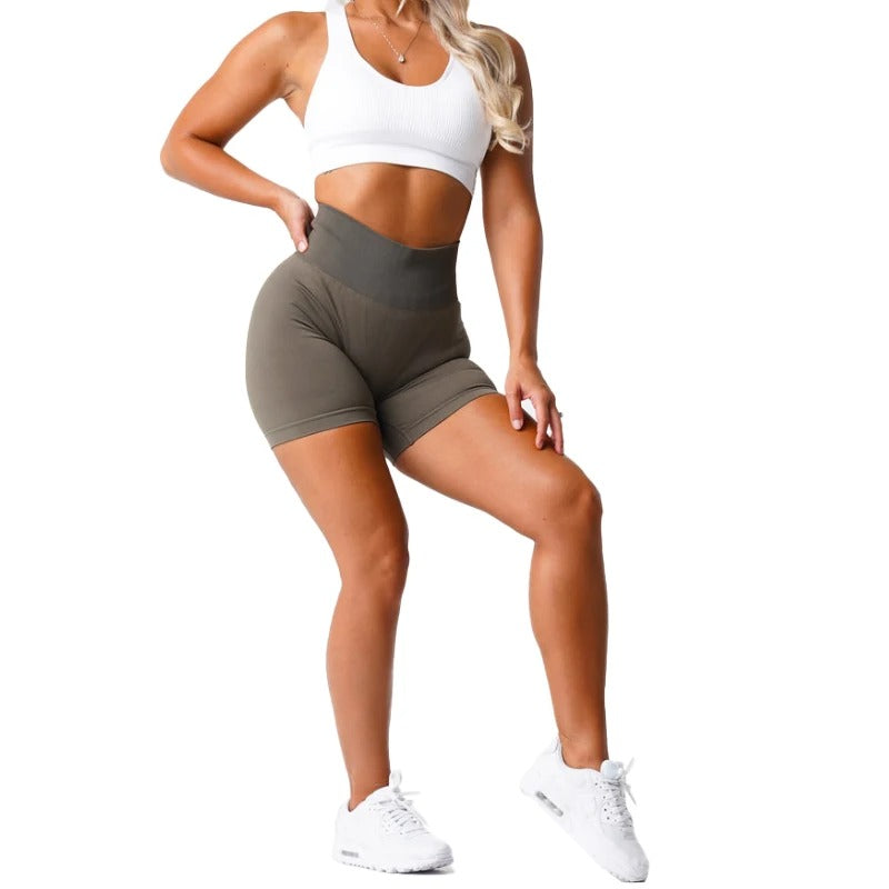 MANON - Short de Sport Taille Haute Grande Taille Découvrez notre short MANON, une création mode grande taille qui allie performance sportive et élégance française. Ce short de sport grande taille offre une silhouette athlétique et raffinée, créé pour les