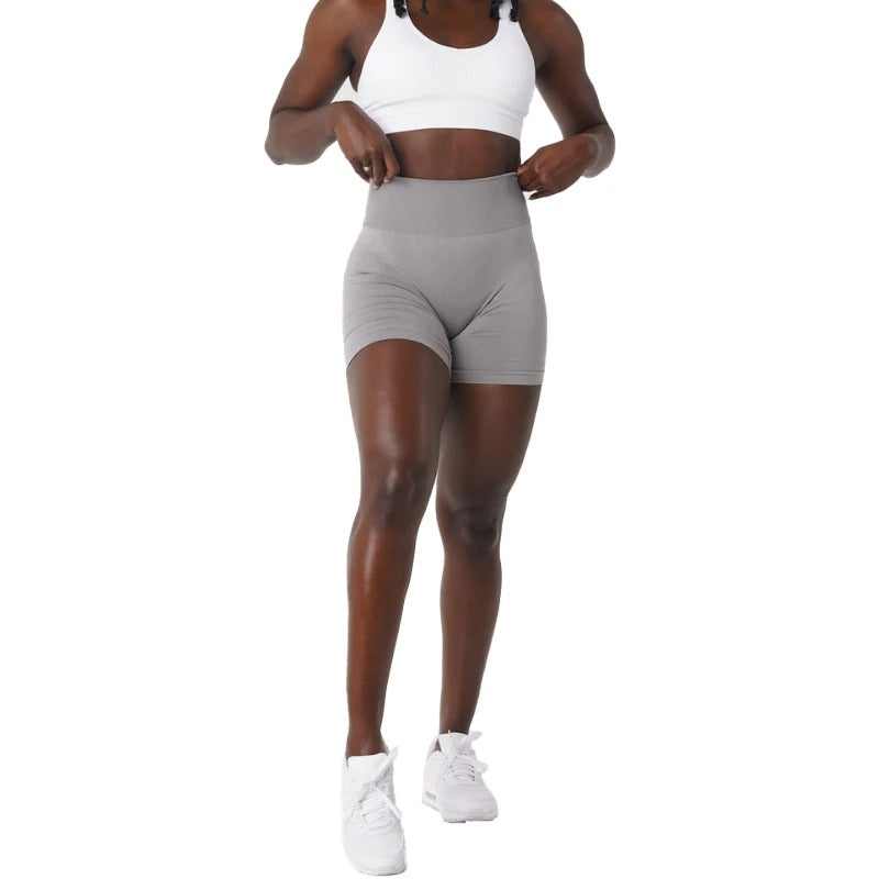 MANON - Short de Sport Taille Haute Grande Taille Découvrez notre short MANON, une création mode grande taille qui allie performance sportive et élégance française. Ce short de sport grande taille offre une silhouette athlétique et raffinée, créé pour les