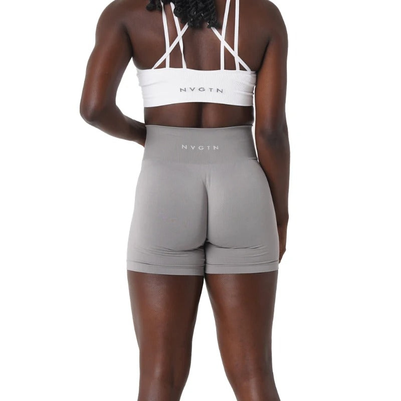 MANON - Short de Sport Taille Haute Grande Taille Découvrez notre short MANON, une création mode grande taille qui allie performance sportive et élégance française. Ce short de sport grande taille offre une silhouette athlétique et raffinée, créé pour les