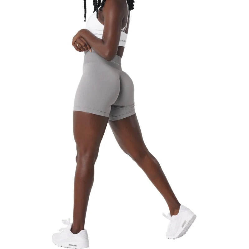 MANON - Short de Sport Taille Haute Grande Taille Découvrez notre short MANON, une création mode grande taille qui allie performance sportive et élégance française. Ce short de sport grande taille offre une silhouette athlétique et raffinée, créé pour les