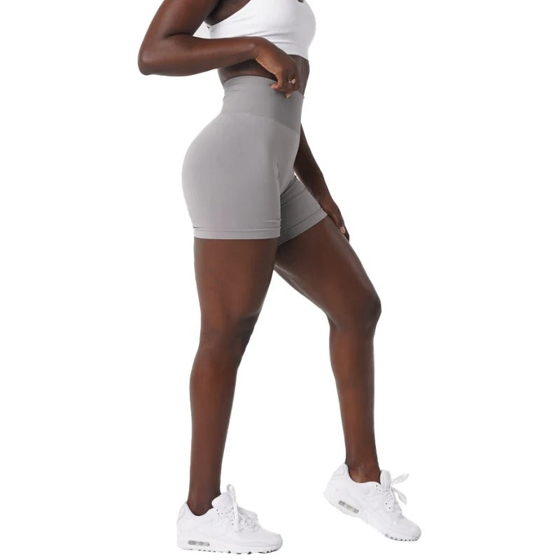 MANON - Short de Sport Taille Haute Grande Taille Découvrez notre short MANON, une création mode grande taille qui allie performance sportive et élégance française. Ce short de sport grande taille offre une silhouette athlétique et raffinée, créé pour les