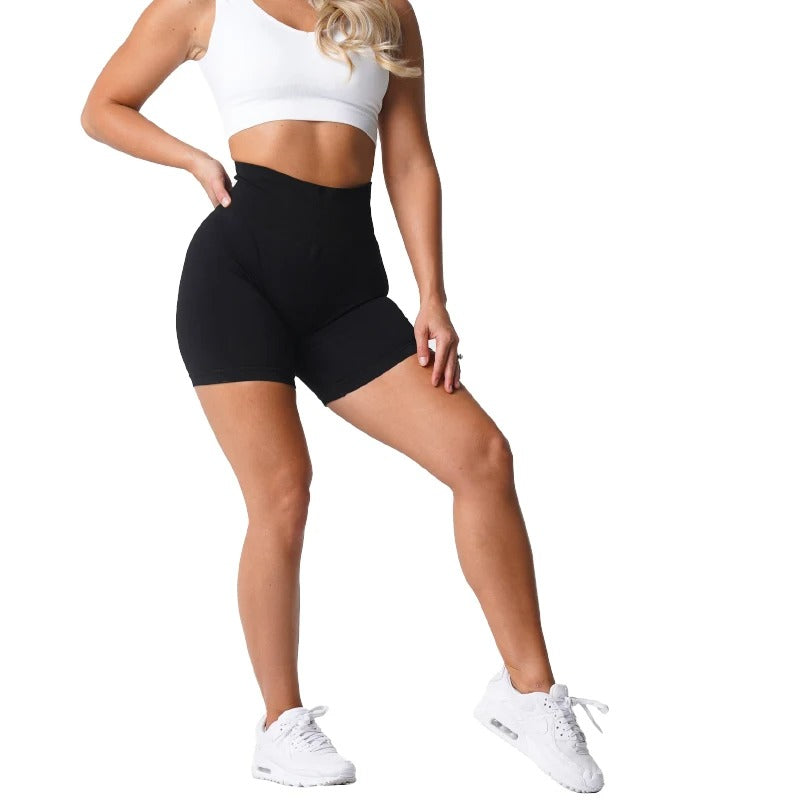 MANON - Short de Sport Taille Haute Grande Taille Découvrez notre short MANON, une création mode grande taille qui allie performance sportive et élégance française. Ce short de sport grande taille offre une silhouette athlétique et raffinée, créé pour les