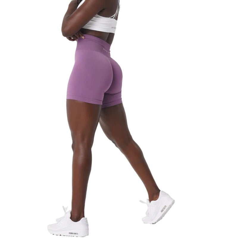 MANON - Short de Sport Taille Haute Grande Taille Découvrez notre short MANON, une création mode grande taille qui allie performance sportive et élégance française. Ce short de sport grande taille offre une silhouette athlétique et raffinée, créé pour les