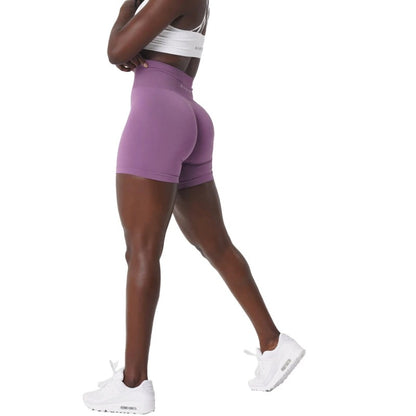 MANON - Short de Sport Taille Haute Grande Taille Découvrez notre short MANON, une création mode grande taille qui allie performance sportive et élégance française. Ce short de sport grande taille offre une silhouette athlétique et raffinée, créé pour les