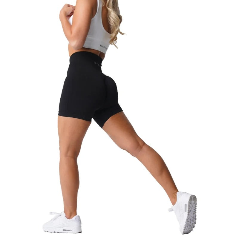 MANON - Short de Sport Taille Haute Grande Taille Découvrez notre short MANON, une création mode grande taille qui allie performance sportive et élégance française. Ce short de sport grande taille offre une silhouette athlétique et raffinée, créé pour les
