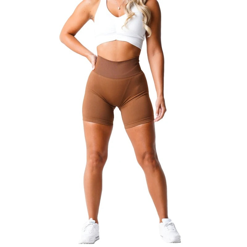 MANON - Short de Sport Taille Haute Grande Taille Découvrez notre short MANON, une création mode grande taille qui allie performance sportive et élégance française. Ce short de sport grande taille offre une silhouette athlétique et raffinée, créé pour les