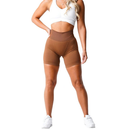 MANON - Short de Sport Taille Haute Grande Taille Découvrez notre short MANON, une création mode grande taille qui allie performance sportive et élégance française. Ce short de sport grande taille offre une silhouette athlétique et raffinée, créé pour les