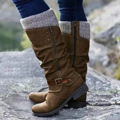 ZORA - Bottes Orthopédiques Grande Taille Découvrez nos bottes ZORA, une création mode grande taille qui marie confort orthopédique et élégance française. Ces bottes grande taille offrent une silhouette raffinée et ergonomique, créées pour les femmes qui