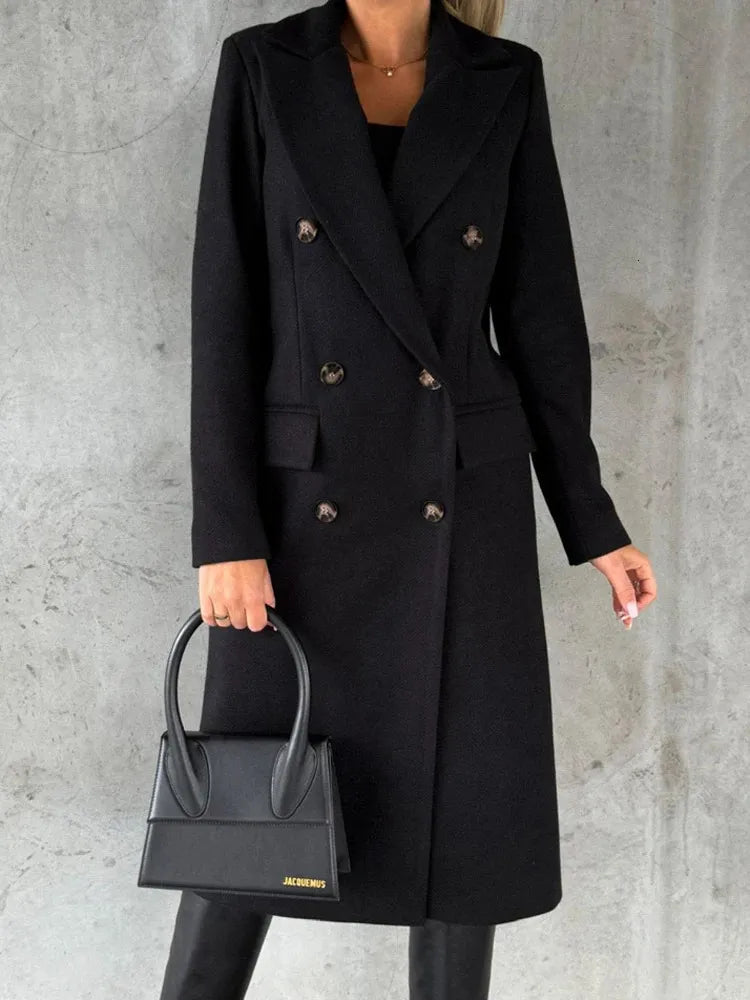 AURORA - Veste d'Hiver Grande Taille Découvrez notre veste AURORA, une création mode grande taille qui allie style raffiné et élégance française. Cette veste d'hiver grande taille offre un design sophistiqué avec revers, idéale pour les femmes qui souhait