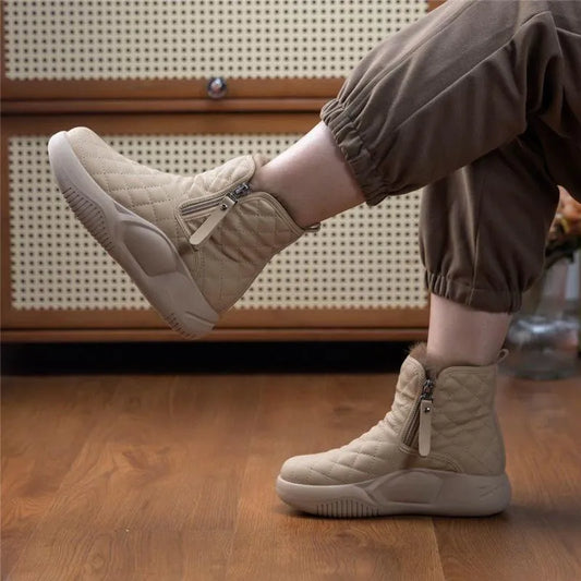ALANA - Chaussures d'Hiver Orthopédiques Grande Taille Découvrez nos chaussures ALANA, une création mode grande taille qui marie confort orthopédique et élégance française. Ces chaussures d'hiver grande taille offrent une silhouette raffinée et ergonomiqu
