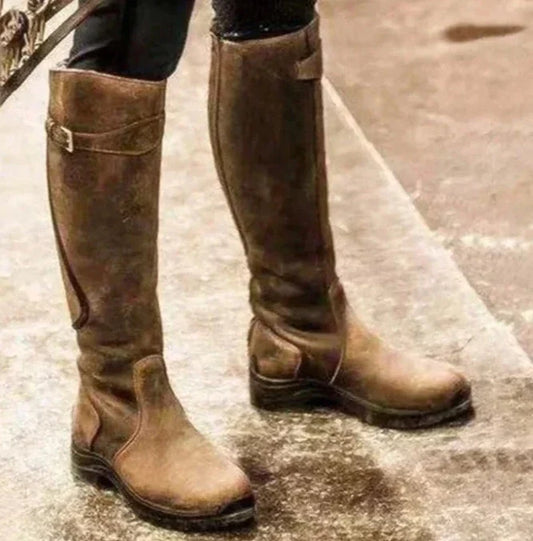 PAULINE - Bottes Imperméables Grande Taille Découvrez nos bottes PAULINE, une création mode grande taille qui marie protection imperméable et élégance française. Ces bottes grande taille offrent une silhouette raffinée et protectrice, créées pour les femm